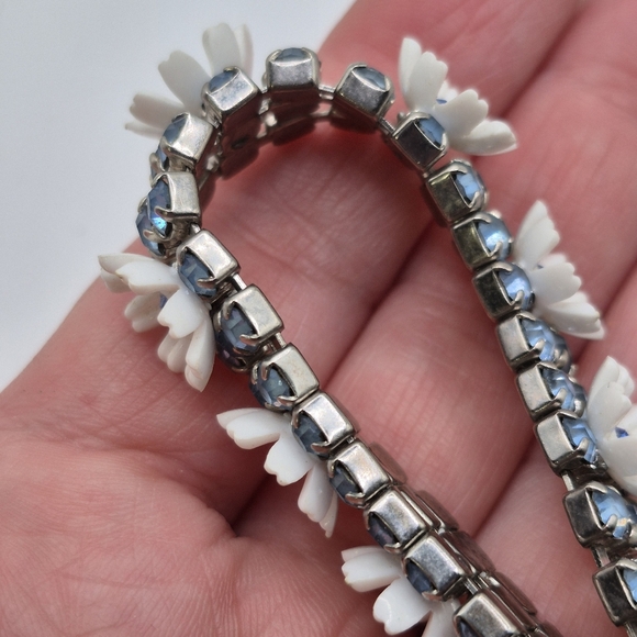 VTG White Flowers & Blue Rhinestones Silvertone Bracelet | Unsigned - Picture 3 of 7